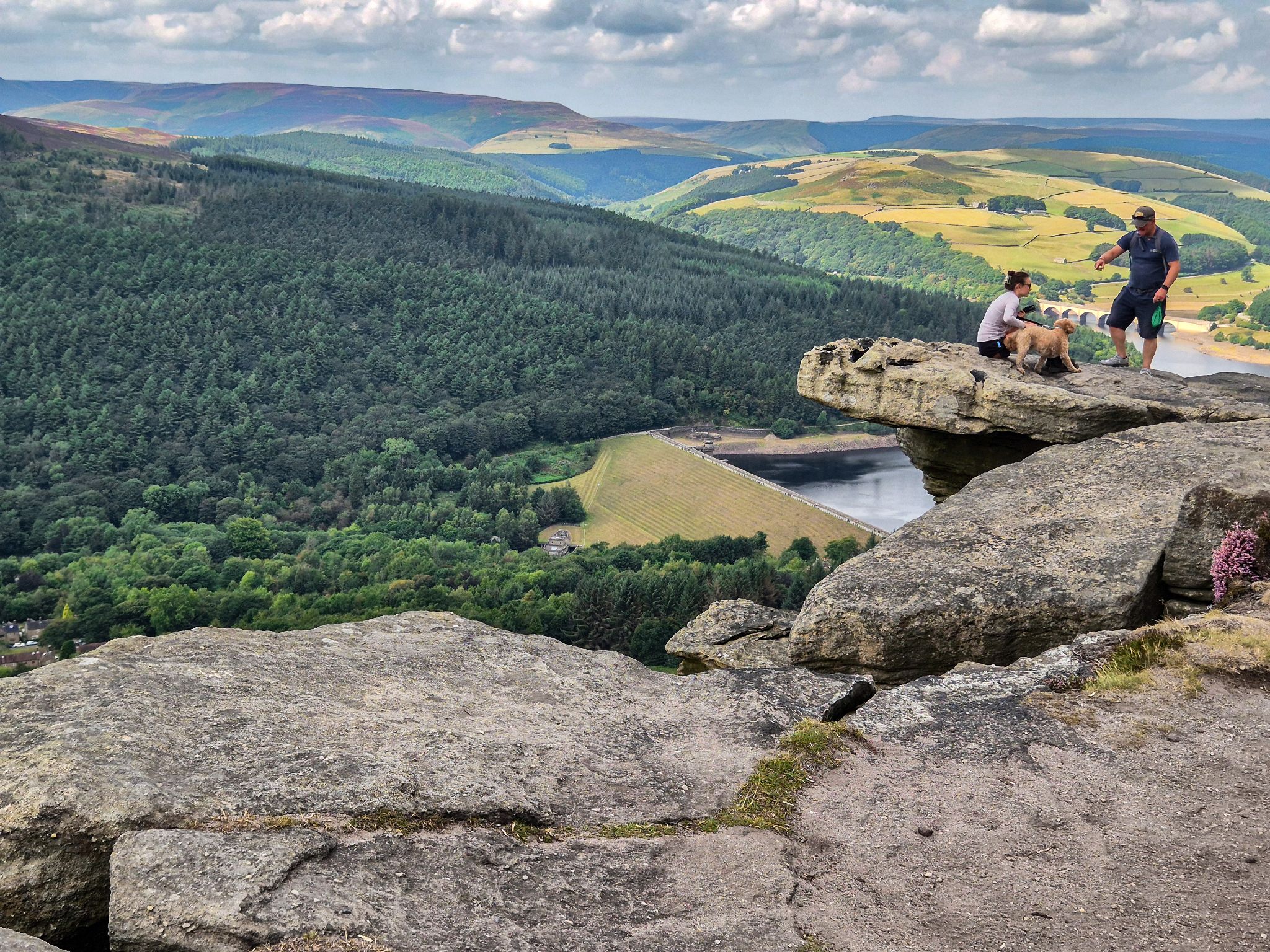 Bamford Edge, ein ikonischer Felsvorsprung aus Sandstein, bekannt für seine spektakuläre Aussicht